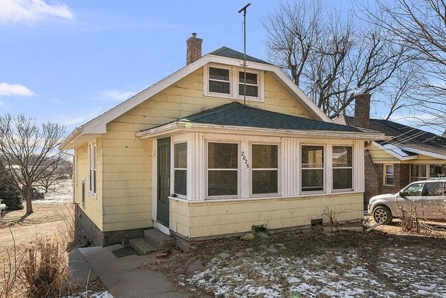 Building Photo - Cozy Clinton Home With Large Yard and Convenient South Bluff Location!