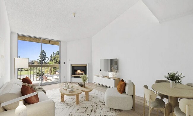 Building Photo - Beautiful 1 Bed /1 Bath with Hardwood Floors, Central AC, Stainless Steel Appliances, Balcony, Gy...