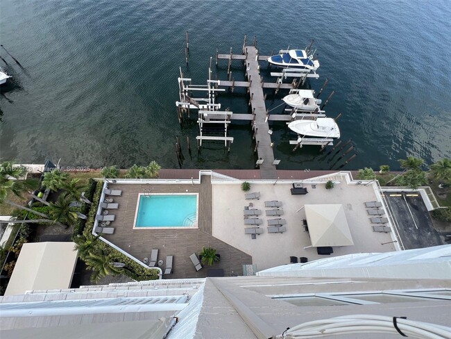 Photo - 18000 N Bay Rd Unidad 204