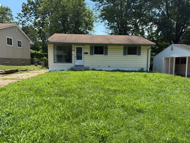 Photo - 220 McAlpine Dr House