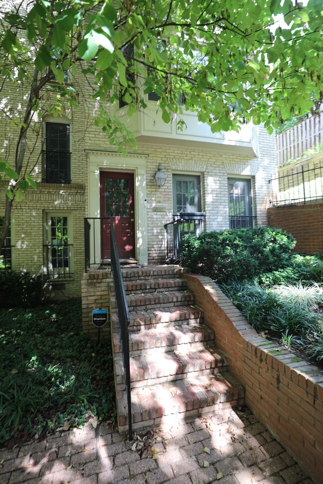 Building Photo - 4607 1/2 MacArthur Blvd NW Unit #A Rental