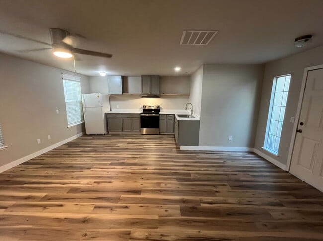 Building Photo - Updated Downtown Sonora Apartment Unit 5