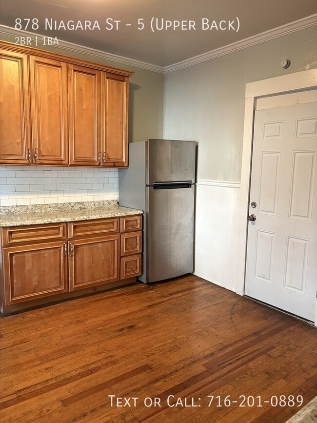 Photo - 878 Niagara St Unit 5 (Upper Back)