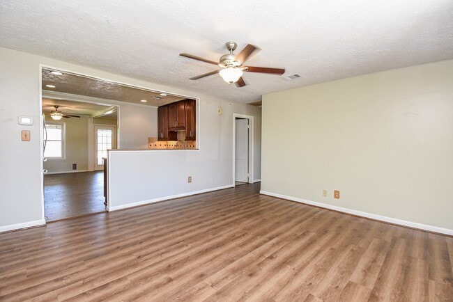 Photo - 7418 Jalna St