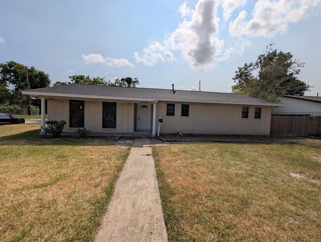 Building Photo - 1938 Woodvine Dr