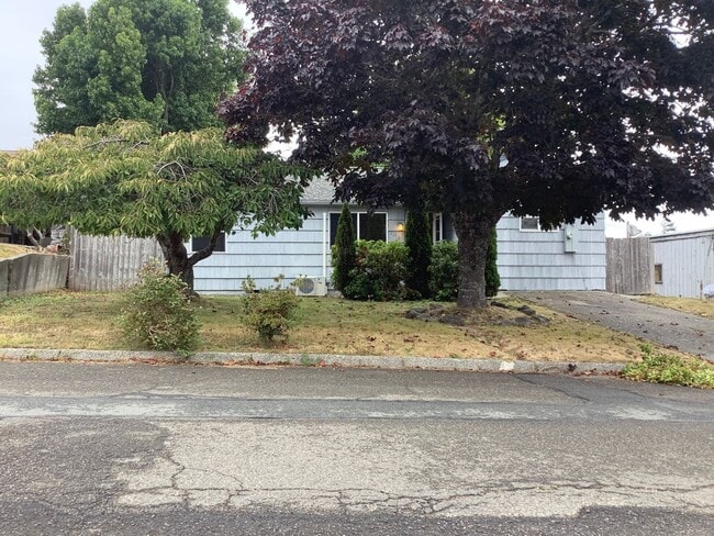 Building Photo - 2049 Unit 1