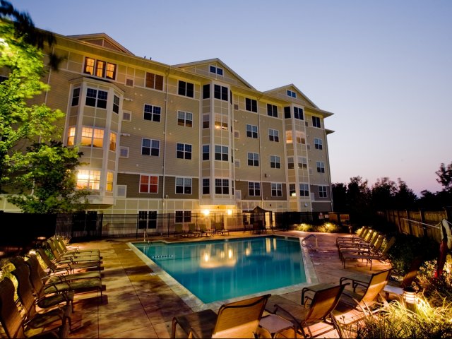 Vista exterior de la piscina y en la Apartments de noche - Canton Woods Apartamentos