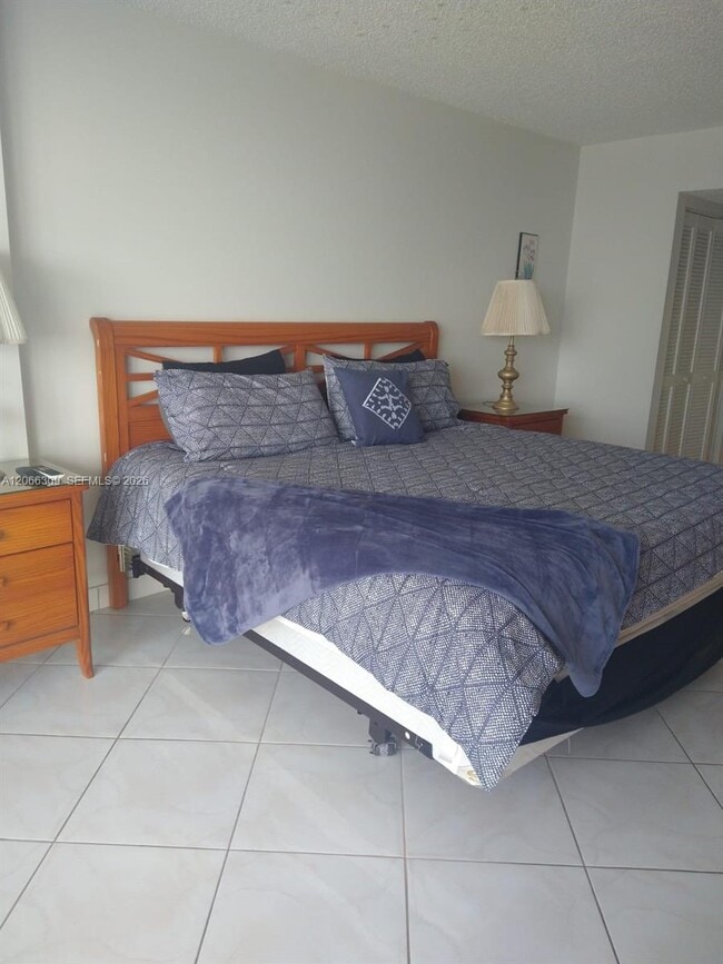 Building Photo - 9341 Collins Ave Unit 303