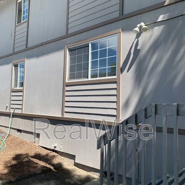 Photo - 2141 NW North Hill Dr Unit B