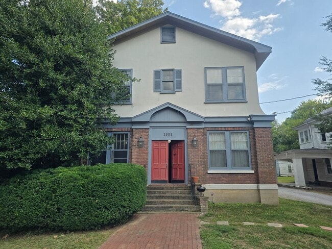 Building Photo - Charming Historic 2BR Apartment with Garag... Unit #3
