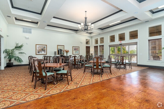 Mariposa at Elk Drive - Sala comunitaria - Cedars of Elk Drive 55+ Apartments