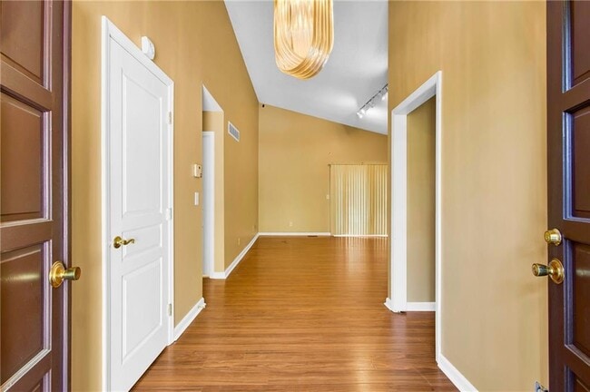 Photo - 2755 Janet St