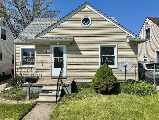 Building Photo - 3 Bedroom Bungalow in the Heart of Roseville!