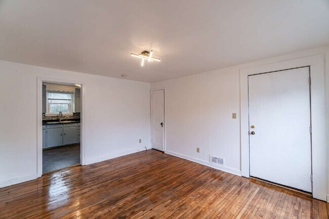 Updated Efficiency Apartment with Modern Kitchen & Bath – Pets Welcome!