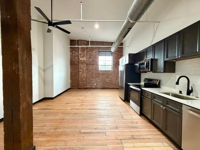 Building Photo - 2017 Chouteau Ave Unit 206