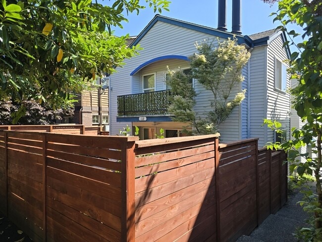 Building Photo - 112 25th Ave E Unit 202 - 1 Rental