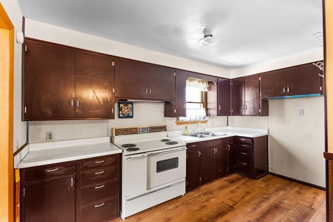 Photo - 320 Clifford St
