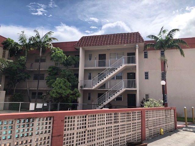Building Photo - 2385 NW 11th St Unit A35