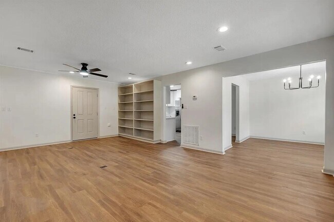 Photo - 1825 Sherwood Dr