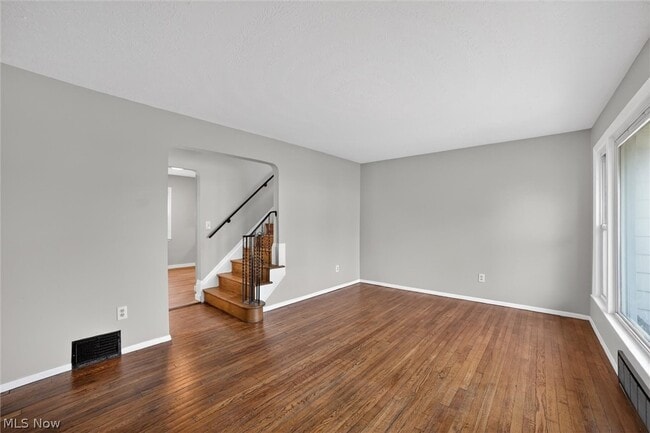 Photo - 303 S Green Rd