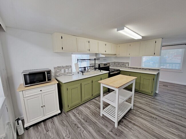 Photo - 3 Bedroom 2 Bath in Munds Park with AC!