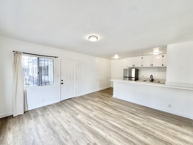 Building Photo - 716 W 81st St Unit 10 Rental