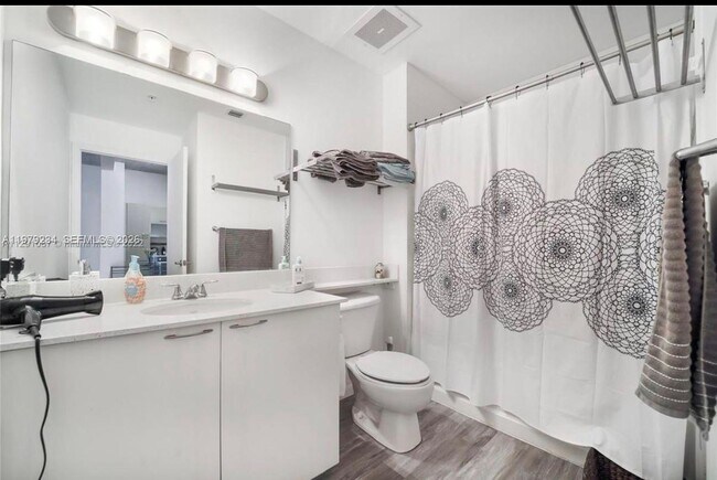 Photo - 234 NE 3rd St Unidad 608