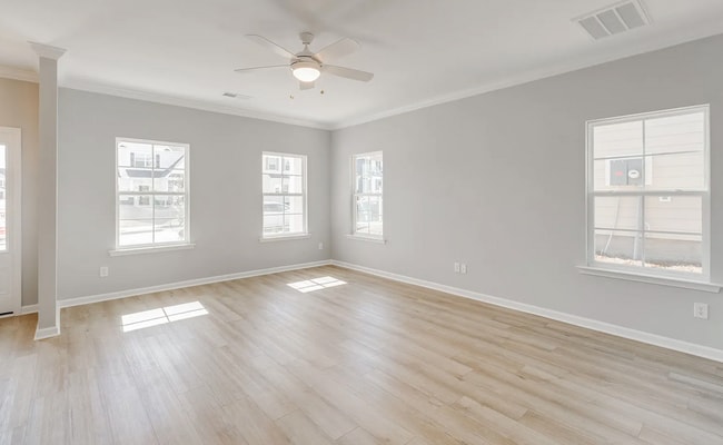Photo - Spacious 5-Bedroom Home with Modern Finishes in Prime Elgin Location