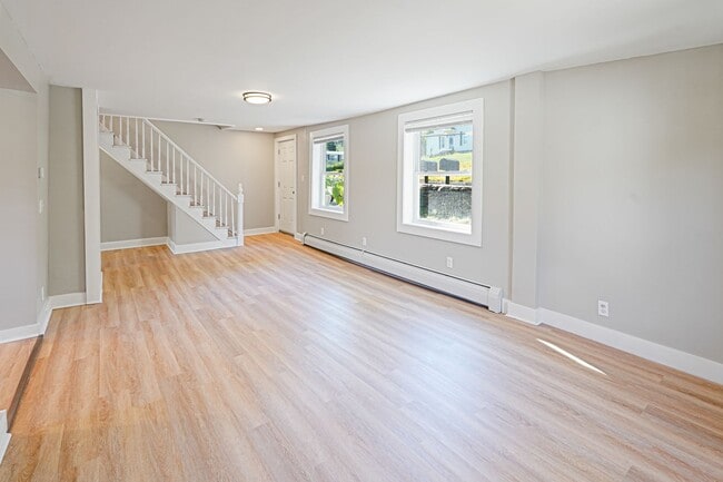 Building Photo - 621 Main St Unit Apt A