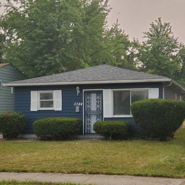 Building Photo - Charming 3-Bedroom Property in Prime Location