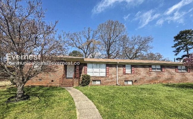 Building Photo - 2 Bed, 2 Bath Home with Garage / Pet-Friendly / Vouchers Accepted / Available Now!