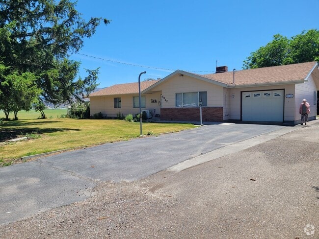 Building Photo - Large 3 Bedroom, 2 Bath Home