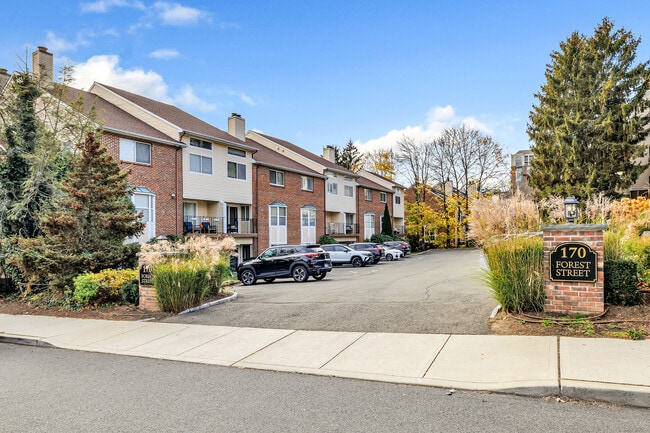 Building Photo - 170 Forest St Unit APT 15