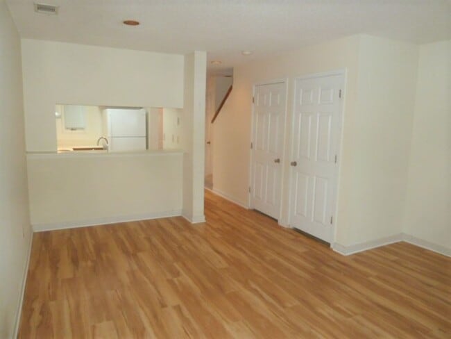 Photo - Nice 2br 2ba townhome-style condo in Mill ...