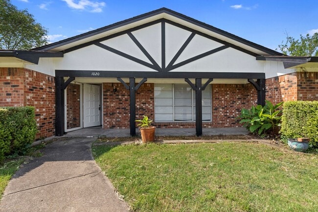 Building Photo - Charming 3-Bedroom, 3-Bathroom Home with S...