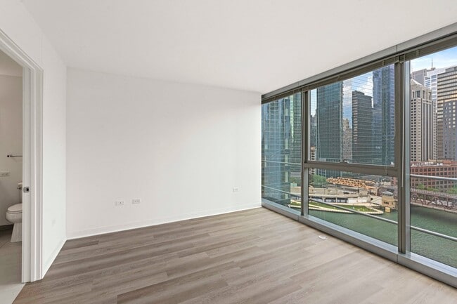 Photo - 313 W Kinzie St