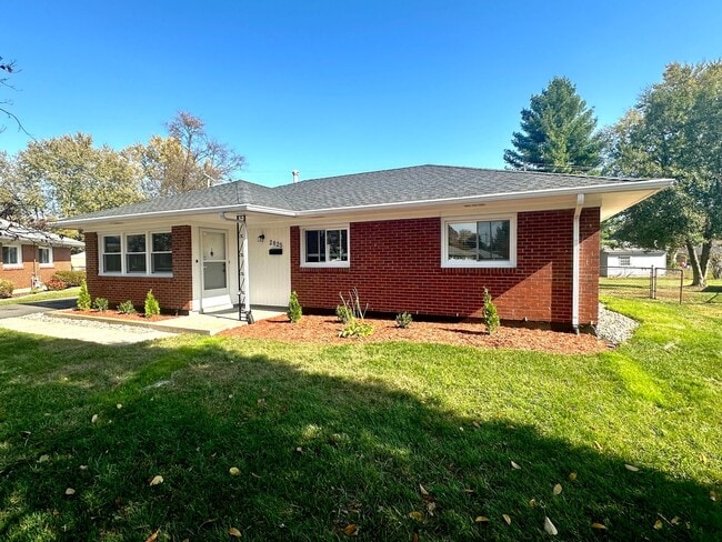 Building Photo - Charming and Updated Cul-de-Sac Gem with Year-Round Sunroom and Spacious Backyard!