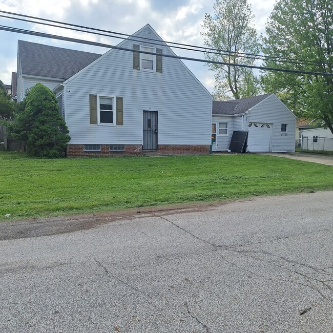 Building Photo - 5554 Dalewood Ave