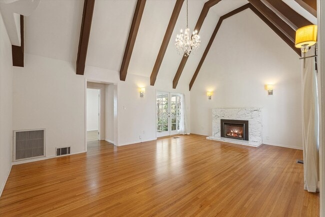 Building Photo - 4 bed / 3 bath home with a pool - Next to ...