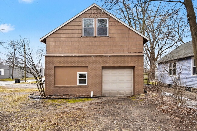 Photo - 2 Bedroom Rental Loft With Garage - $1150/Month Unit 4