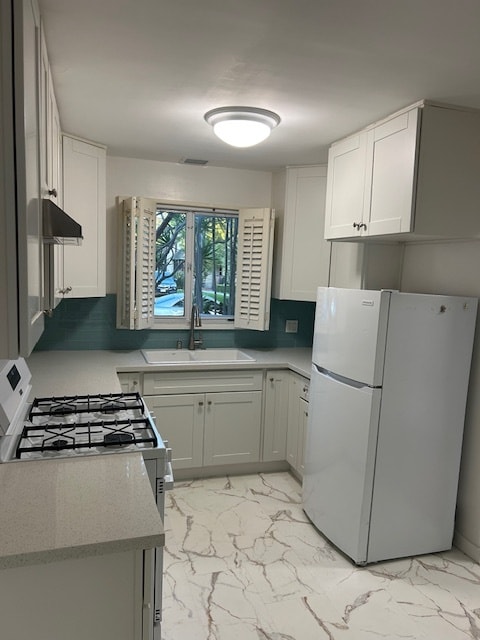 Kitchen - 3731 Lewis Ave