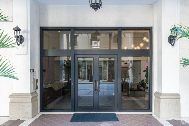 10 Aragon Ave - Entrada - Ten Aragon Condominium