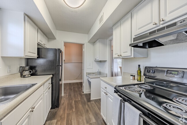 2BR, 2BA - 1072SF - Kitchen