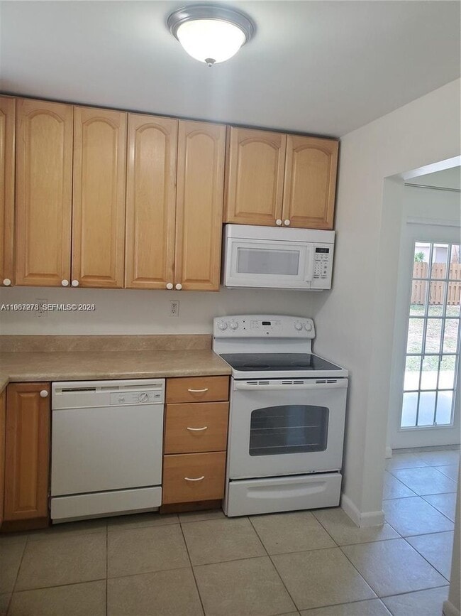 Building Photo - 831 SW 14th Ct