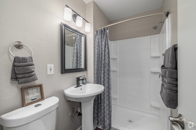 2BR, 2BA - 800SF - Bathroom
