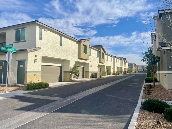 Photo - 3 bed 2 bath 2 car garage Townhome "On the Strip" South Las Vegas Blvd