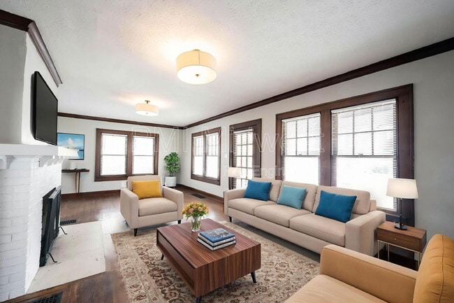 Photo - 4905 Broadway St