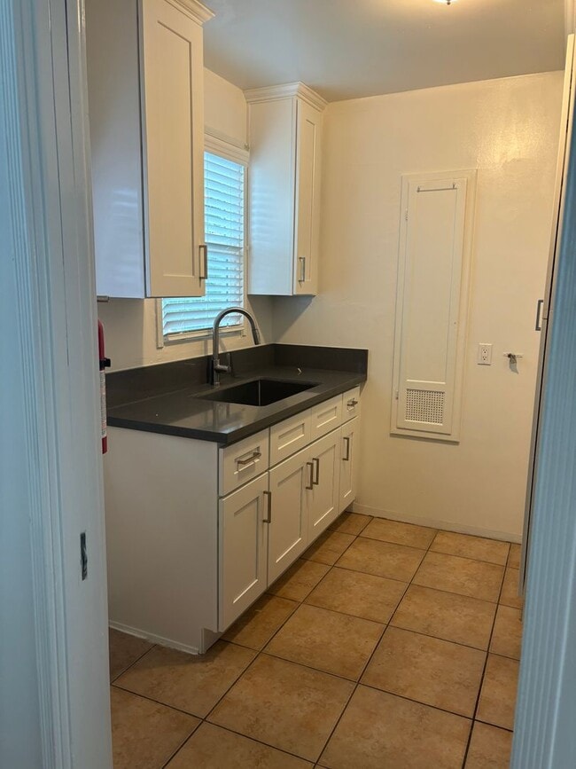 Photo - Western, 1151-1153 Unit 1151 #C