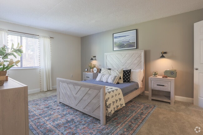 2BR, 2BA - 1,050SF