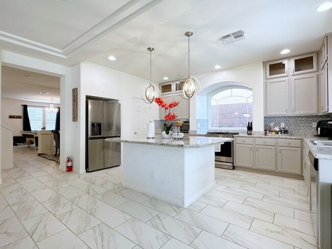 Building Photo - 4Bdrm/2.5bath Single Family Home - Fully Furnished